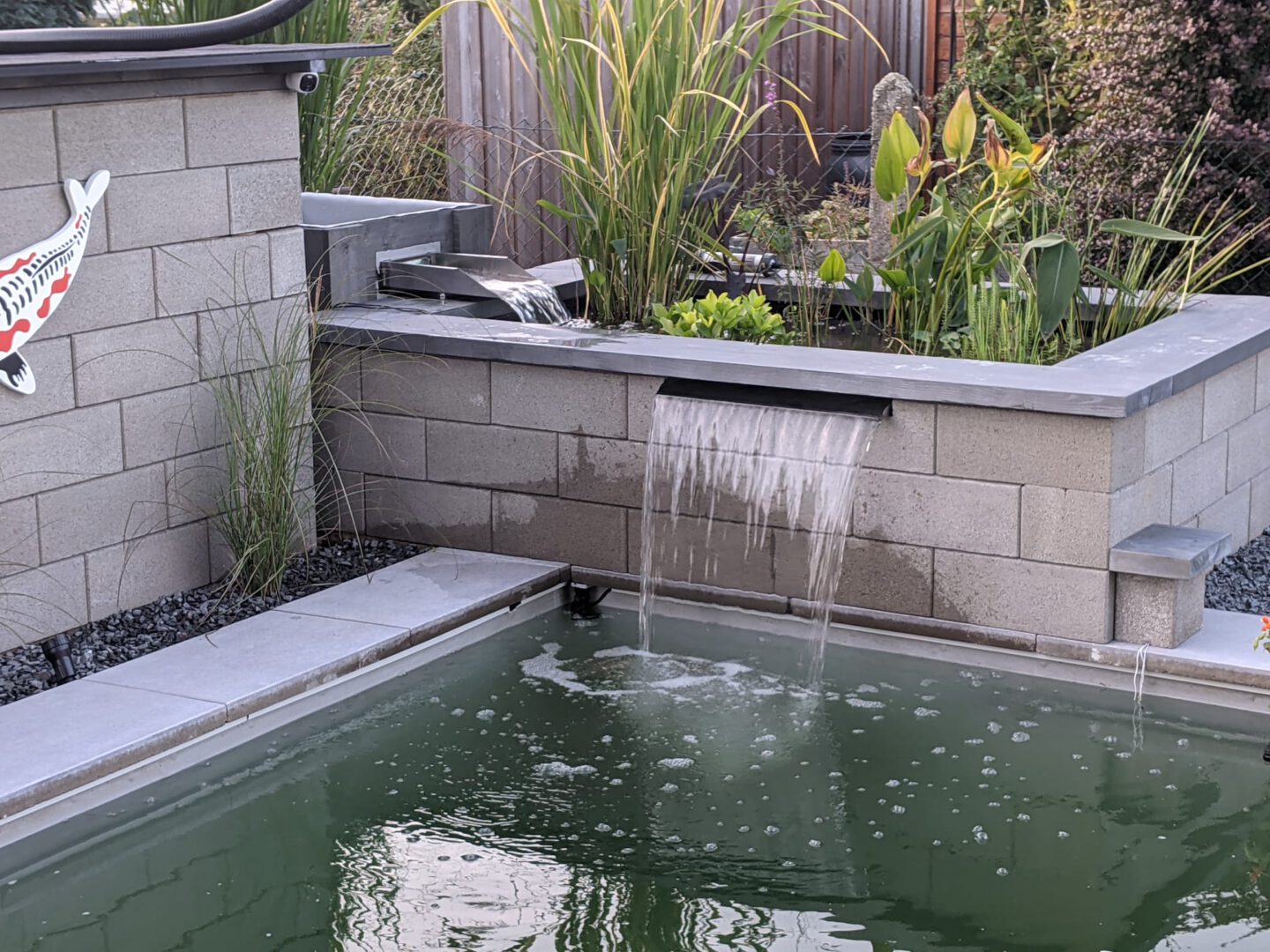 DIY Pflanzbecken mit Wasserfall als kleine Alternative zum Filtergraben